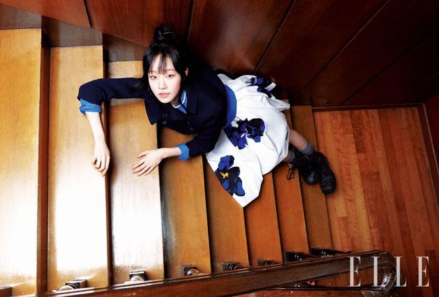 크롭트 재킷과 셔츠, 플라워 스커트, 워커 부츠, 삭스, 펄 네크리스는 모두 Miu Miu.