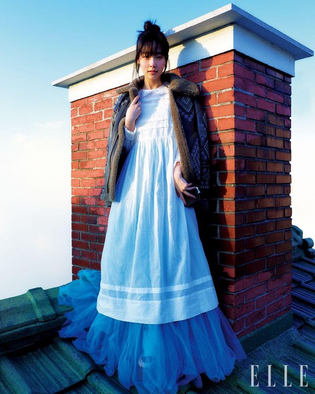 자수 장식의 시어링 아우터웨어는 Ermanno Scervino. 민트 샤 스커트는 Son Jung Wan. 라운드 칼라 원피스는 Viaplain. 