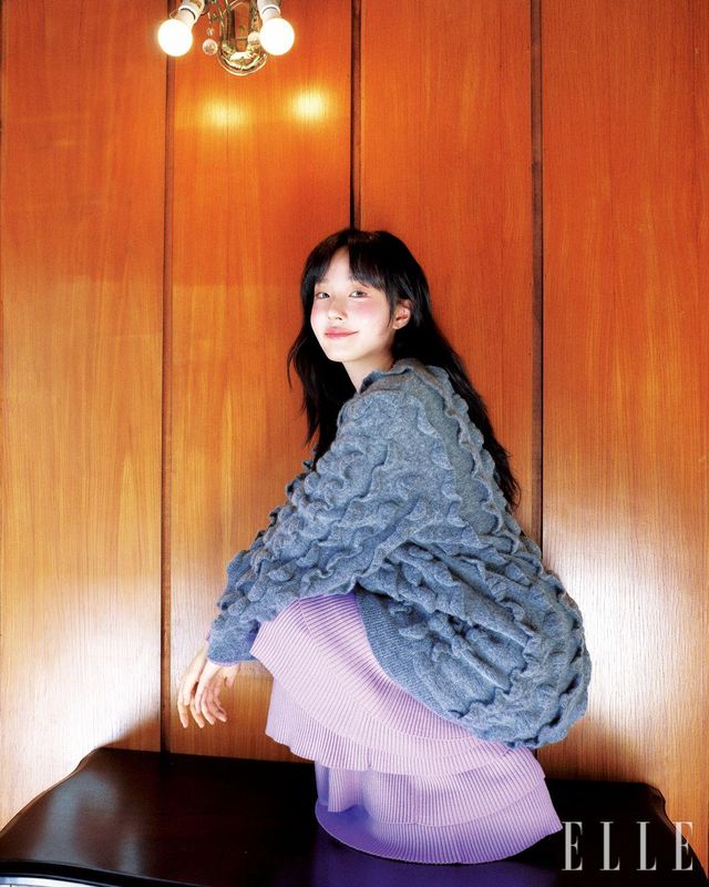 그레이 롱 스웨터와 티어드 원피스, 플랫폼 슈즈는 모두 Moschino. 크리스털 소재 임버 테니스 네크리스와 테디 펜던트 네크리스는 모두 Swarovski. 