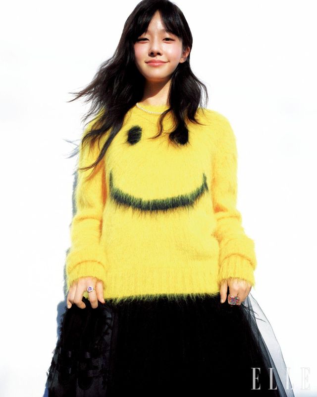 스마일 스웨터는 Moschino. 블랙 튀튀 스커트는 Repetto. 링은 스타일리스트 소장품 