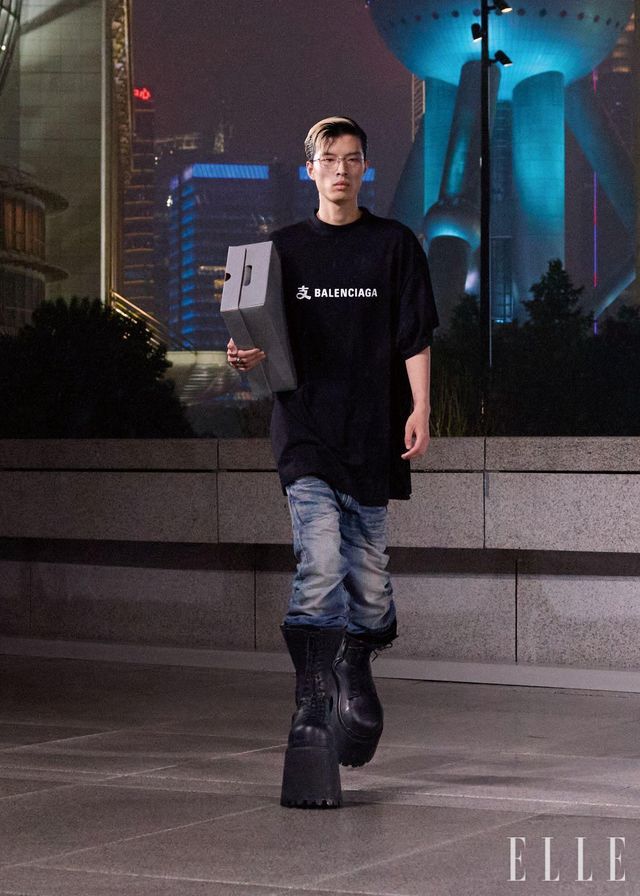 언더아머와 특별한 협업을 런웨이에 등장시킨 발렌시아가. 