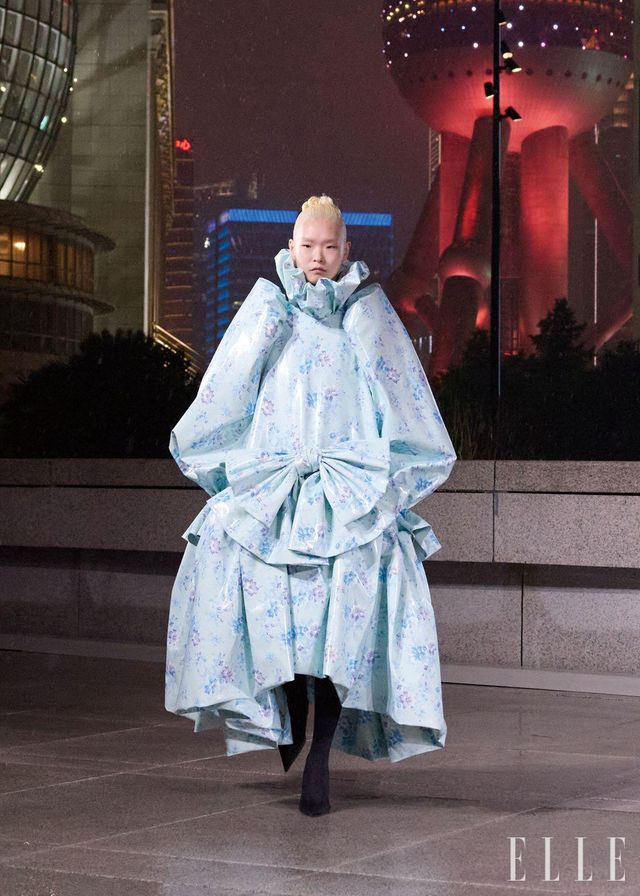 언더아머와 특별한 협업을 런웨이에 등장시킨 발렌시아가. 