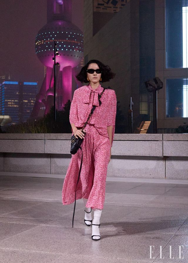 언더아머와 특별한 협업을 런웨이에 등장시킨 발렌시아가. 