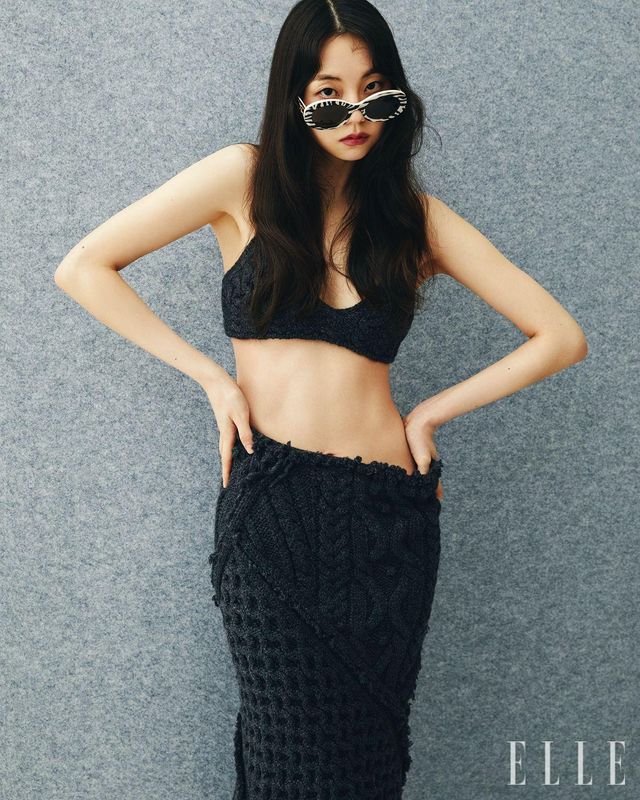 니트 브라톱과 스커트는 McQueen by Seán McGirr. 선글라스는 Celine.