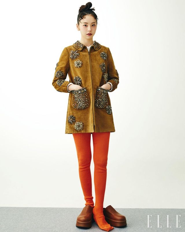 스웨이드 재킷과 화이트 셔츠, 오렌지 컬러 타이즈는 Miu Miu. 슈즈는 McQueen by Seán McGirr.