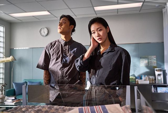 젊은 무속인 화림(김고은)과 봉길(이도현), 최고의 풍수사 상덕(최민식)과 장례지도사 영근(유해진)이 영화를 이끈다. 