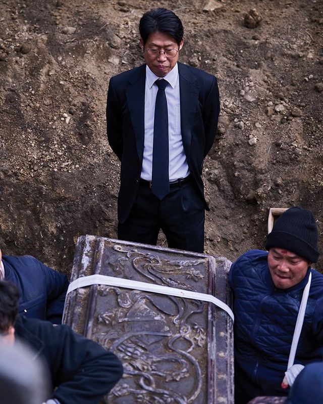 젊은 무속인 화림(김고은)과 봉길(이도현), 최고의 풍수사 상덕(최민식)과 장례지도사 영근(유해진)이 영화를 이끈다. 