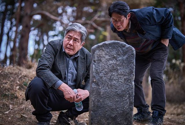 젊은 무속인 화림(김고은)과 봉길(이도현), 최고의 풍수사 상덕(최민식)과 장례지도사 영근(유해진)이 영화를 이끈다. 