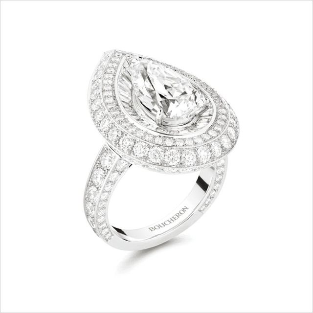  ‘노우드(Noeud)’ 세트의 센터 스톤을 따로 떼어 연출한 링.