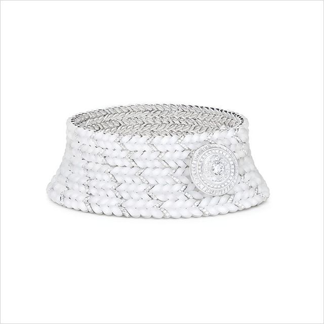  니트웨어에서 영감을 얻은 ‘트히꼬(Tricot)’ 네크리스.