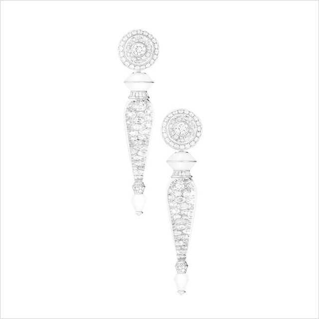 ‘에귀예트 (Aiguillette)’ 네크리스를 분리하면 두 개의 브로치로 활용할 수 있다.