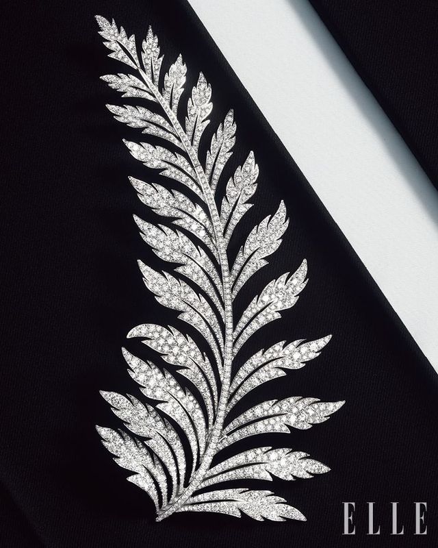  예식 의상의 자수 장식에서 모티프를 얻은 ‘브로드리 (Broderies)’ 주얼리. 