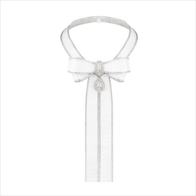  서로 다른 여섯 가지 착용법으로 다양하게 활용할 수 있는 ‘노우드(Noeud)’ 세트.