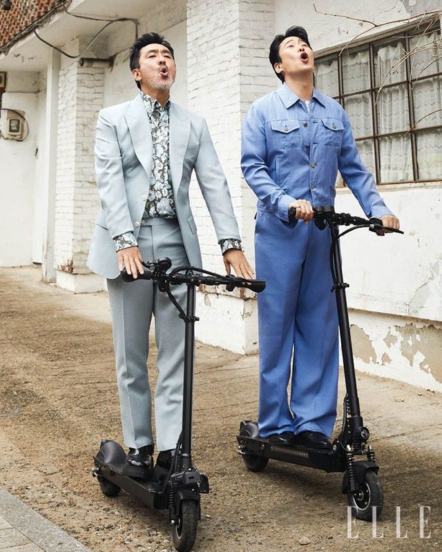 류승룡이 입은 수트는 Le Selu. 셔츠는 Tom Ford. 안재홍이 입은 재킷과 팬츠는 모두 Kimseoryong. 티셔츠는 Our Regacy. 링은 Tom Wood.