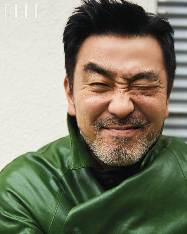 코트는 Ferragamo.