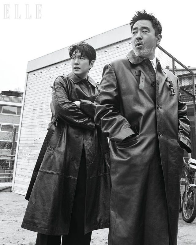 류승룡이 입은 코트와 셔츠는 모두 Versace. 안재홍이 입은 롱 코트는 Nouvmaree. 셔츠와 팬츠, 부츠는 모두 스타일리스트 소장품. 