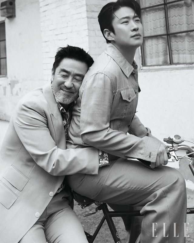 류승룡이 입은 수트는 Le Selu. 셔츠는 Tom Ford. 안재홍이 입은 재킷과 팬츠는 모두 Kimseoryong. 티셔츠는 Our Regacy. 