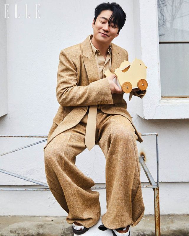 재킷과 셔츠, 팬츠는 모두 EENK. 슈즈는 Paraboot by Unipair.