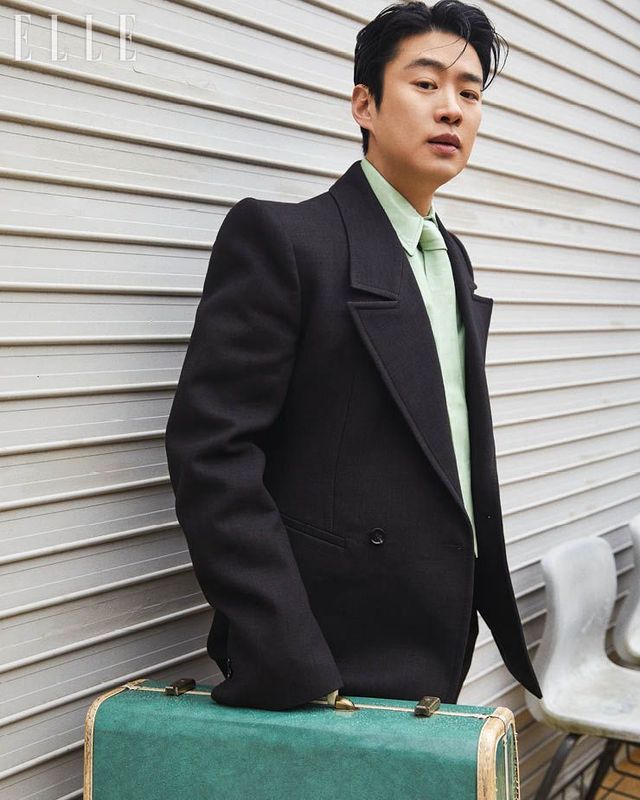 안재홍이 입은 재킷 셔츠와 타이, 팬츠는 모두 Bottega Veneta. 