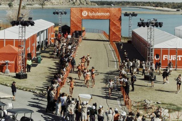 지난 3월 6일, 룰루레몬의 퍼더 프로젝트의 신호탄이 울리자 힘차게 뛰어나가는 10명의 선수.