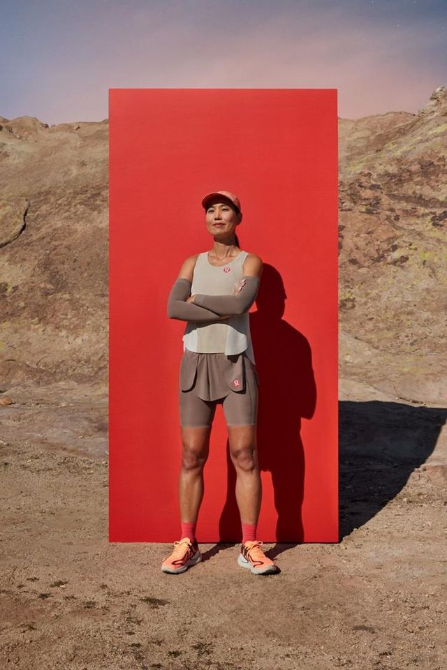 카메라 앞에서 포즈를 취한 룰루레몬의 앰버서더이자 울트라 러너 강윤영. 미소를 잃지 않고 뛰는 것의 그가 세운 자신만의 목표입니다.