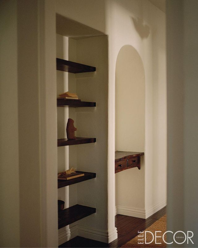 장식 벽에는 최소한의 오브제만 뒀다.