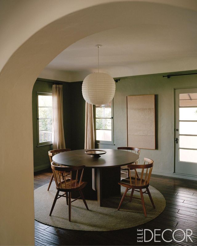 다니엘 시게루(Danielle Siggerud)가 디자인한 오도(Audo) 다이닝 테이블 위에는 이사무 노구치 조명이 걸려 있다.