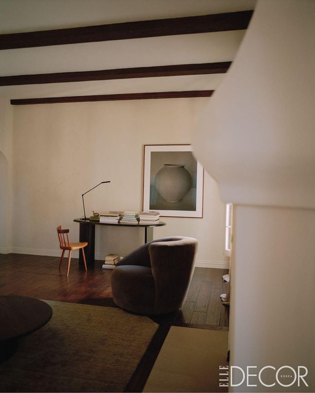 2층 거실을 밝히는 구본창의 ‘백자’ 시리즈. 조지 나카시마 미라(Mira) 의자와 블라디미르 칸(Vladimir Kaan)의 스위블(swivel) 암체어의 조화가 돋보인다.