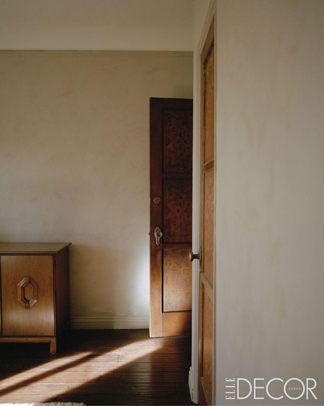 햇살이 든 침실. 스패니시 하우스의 오리지널 도어가 멋스럽다.