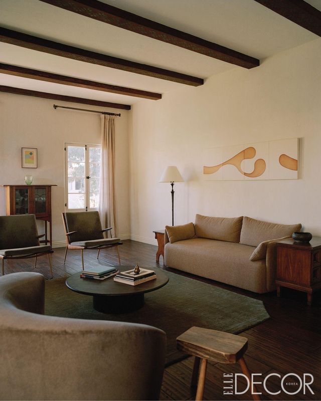 오래된 서까래를 그대로 살려둔 2층 거실. 소파 위쪽 벽에는 랜던 메츠(Landon Metz)의 작품을 걸었다. 