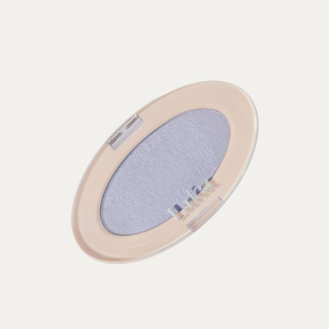 라카 드림 빔 하이라이터 03 워터빔 - 블루, 실버 미세 펄이 확실히 쿨 톤을 만들어주는 보습 성분으로 코팅한 파우더 제형. 2.8g 1만7천원.