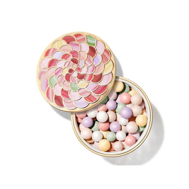 겔랑 메테오리트 라이트 리빌링 펄 오브 파우더 02 로즈 - 브러시 또는 퍼프를 6색 구슬 위에 굴리면 혼합되며 화사한 장밋빛이 된다. 은은하게 빛날 뿐 아니라 화장을 고정해준다. 20g 10만2천원.