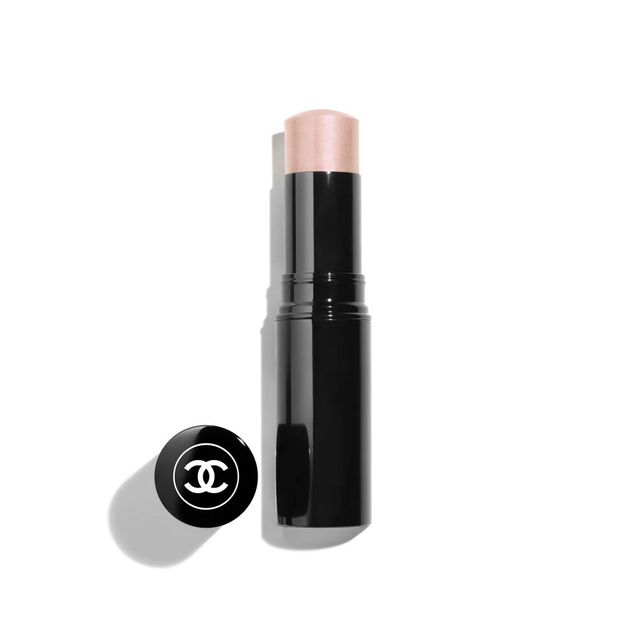 샤넬 바움 에쌍씨엘 글로우 스틱 머메이드 글로우 - 건조한 피부를 강력 보습하는 밤 베이스에 골드, 핑크 펄도 함유해 수분 광, 반사광을 동시에 낸다. 8g 6만1천원.