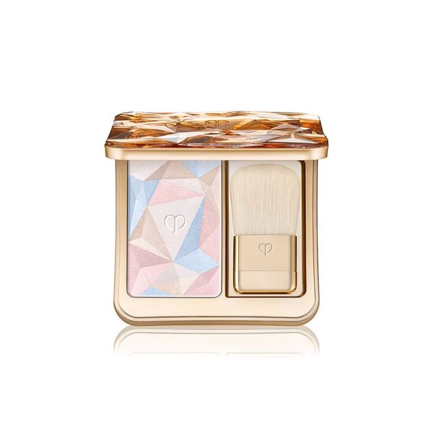 끌레드뽀 보떼 더 루미나이징 페이스 인핸서 21 데이브레이크 쉬퍼 - 오팔을 갈아 넣은 듯 다양한 색 펄, 시머 입자가 눈부신 광채를 발하며 아르간 오일 등 보습 성분을 함유해 촉촉하다. 10g 13만5천원.