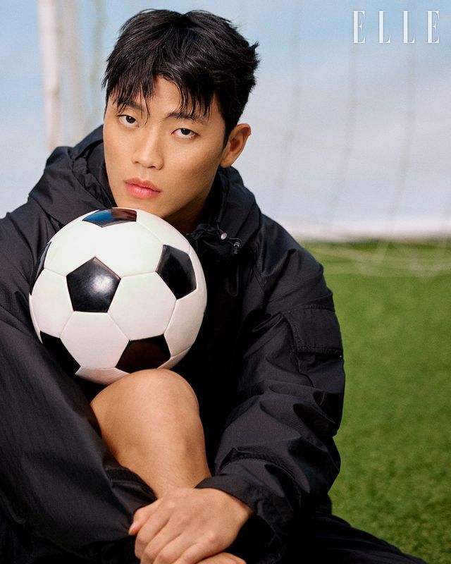 블랙 후드와 점퍼는 모두 Product Twelve by Beaker.