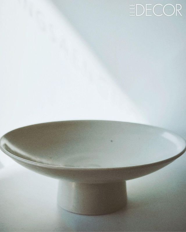 현태주 작가의 높은 굽 접시.