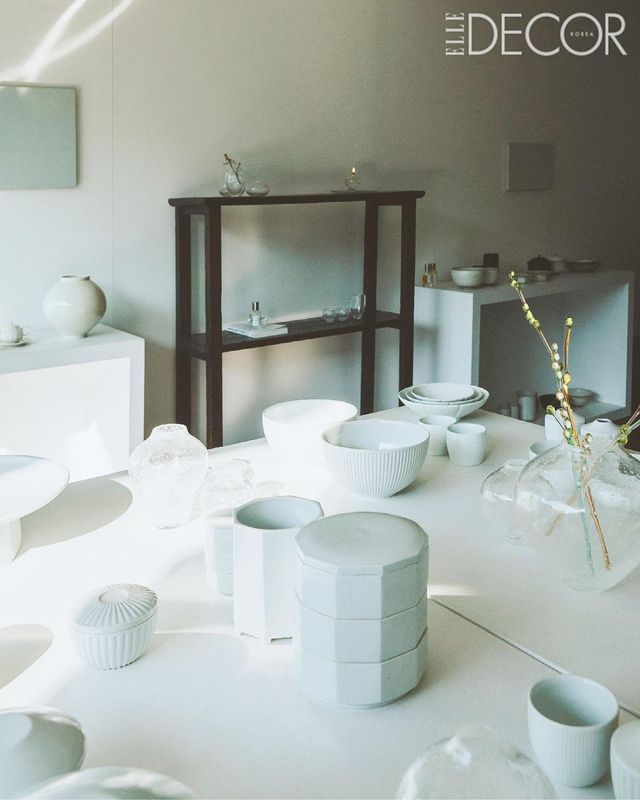 흰 테이블 위에 가지런히 놓인 작품은 해인요 백자.