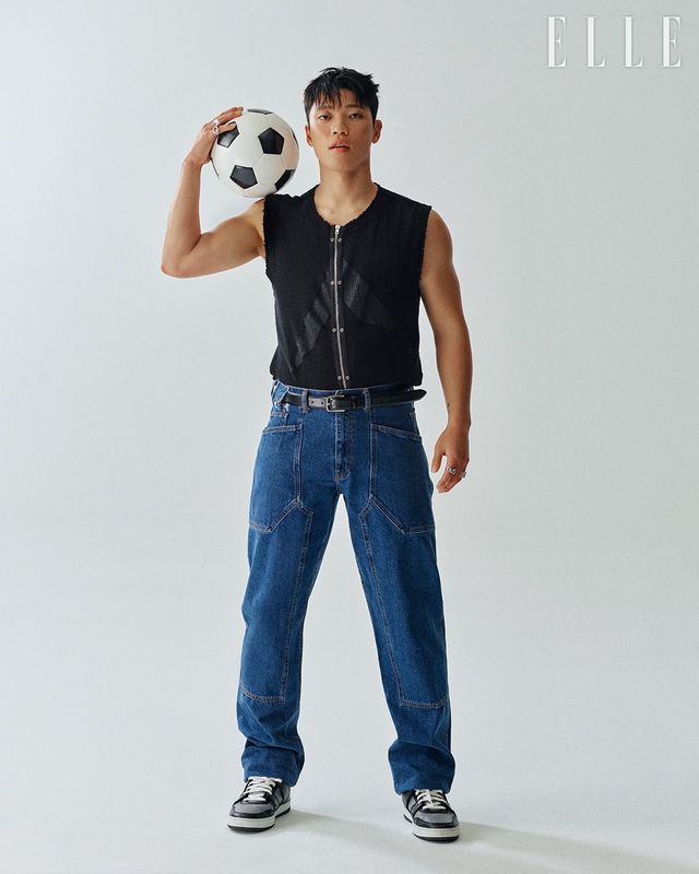 집업 메시 베스트는 1017 Alyx 9SM by Adekuver. 블루 데님 팬츠는 Magliano. 하이톱 스니커즈는 Celine. 주얼리는 모두 스타일리스트 소장품.