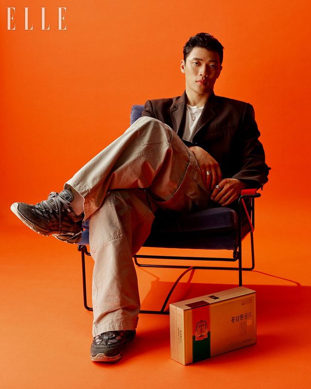 홍삼 농축액에 작약, 당귀 등 여덟 가지 식물성 원료를 더했다. 피로와 면역력 개선에 도움을 주는 홍삼톤 골드, 40ml, 30포, 17만원, Jung Kwan Jang. 아이보리 티셔츠는 MadeWorn. 브라운 오버핏 블레이저 재킷은 Recto. 베이지 카고 팬츠는 Balenciaga. 블랙 디스트레스 이펙트 스니커즈는 MM6 Maison Margiela. 주얼리는 모두 스타일리스트 소장품.