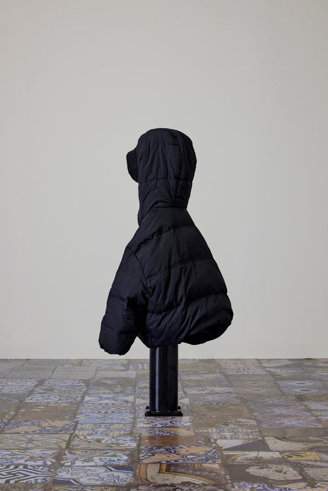 무제 (분실물), 볼라드, 볼트, 유아용 패딩, 가변크기, 2024, 사진 김상태 © 에르메스 재단 제공