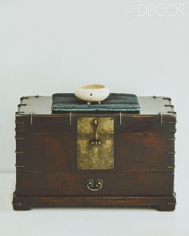 조선시대 문서함과 은성민 작가의 향로. 