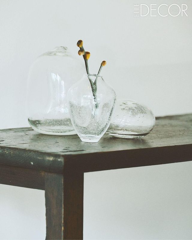 각기 다른 작가의 유리공예품으로 만들어낸 정물 풍경. 왼쪽부터 김동완 작가의 유리 화병, 김은주 작가의 유리 열매, 이승정 작가의 유리 호롱.