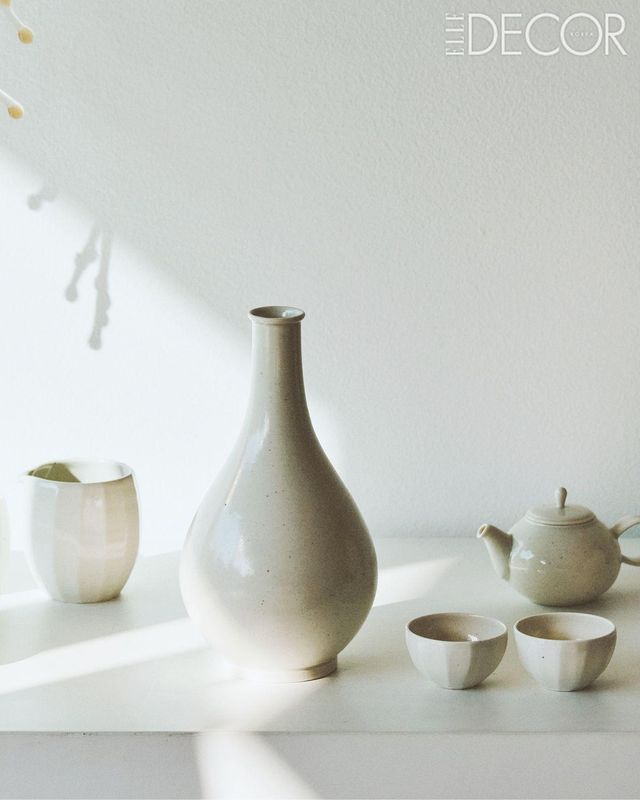 주병과 다관, 숙우, 찻잔을 모아둔 테이블. 모두 현태주 작가의 작품.