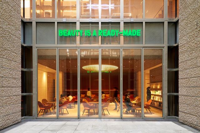 아름다움은 레디메이드, LED 알파벳, 프레임, 400x27 cm, 2020–2024, 사진 김상태 © 에르메스 재단 제공 