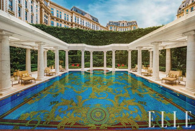  야외 수영장은 이탈리아식 정원에 둘러싸인 비밀의 라군을 연상케 한다. 맞은편엔 27m에 이르는 실내 수영장도 있다.