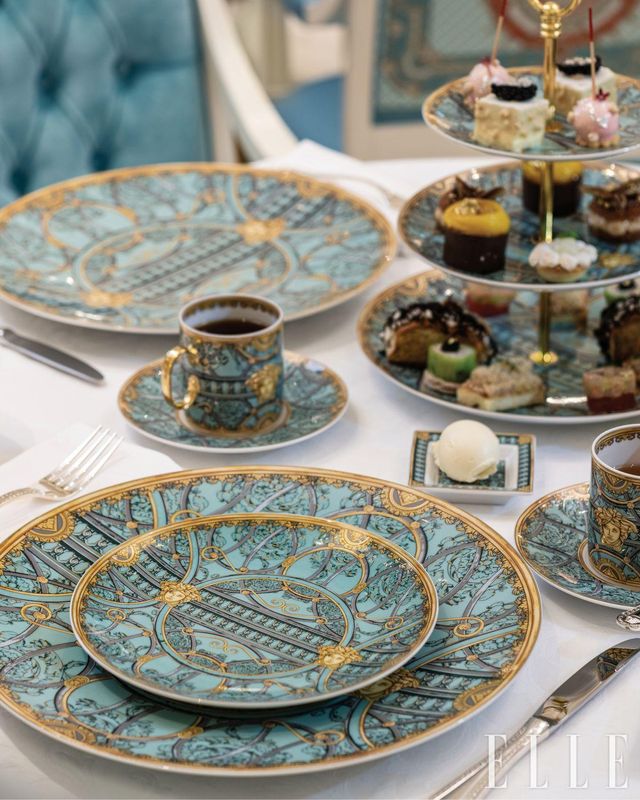 ‘블루 새우와 캐비아 타르텔레트, 석류를 곁들인 푸아그라 무스, 티라미수와 카놀리 시칠리아니 등의 디저트와 음료가 함께 나오는 애프터눈 티 세트. 