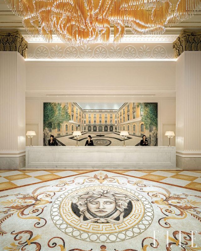 메두사 문장과 밀란의 베르사체 홈 풍경을 8만 개의 모자이크 타일로 수놓은 호텔 로비.