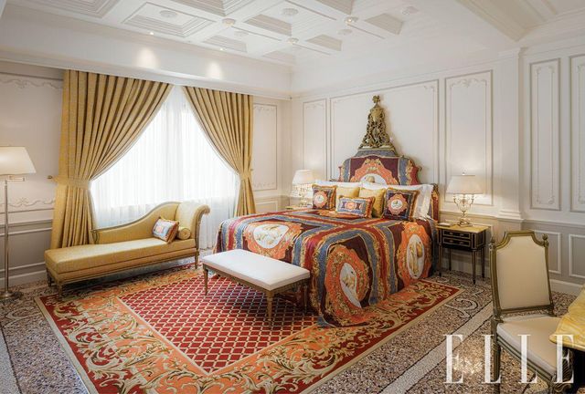 럭셔리한 비스포크 가구와 패브릭, 카펫 등으로 꾸며진 임피리얼 스위트룸은 마치 실제 베르사체 하우스에 초대된 듯한 인상을 안긴다.