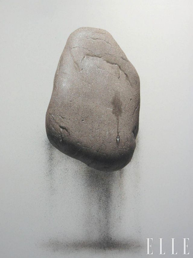 4월 17일 개봉작 〈돌들이 말할 때까지〉 포스터로 활용된 작품. 이야기의 생생한 울림을 시각적으로 구현하기 위해 돌과 모래를 통해 자연과 인간관계를 탐구하는 윤위동 작가의 회화와 협업을 진행했다.