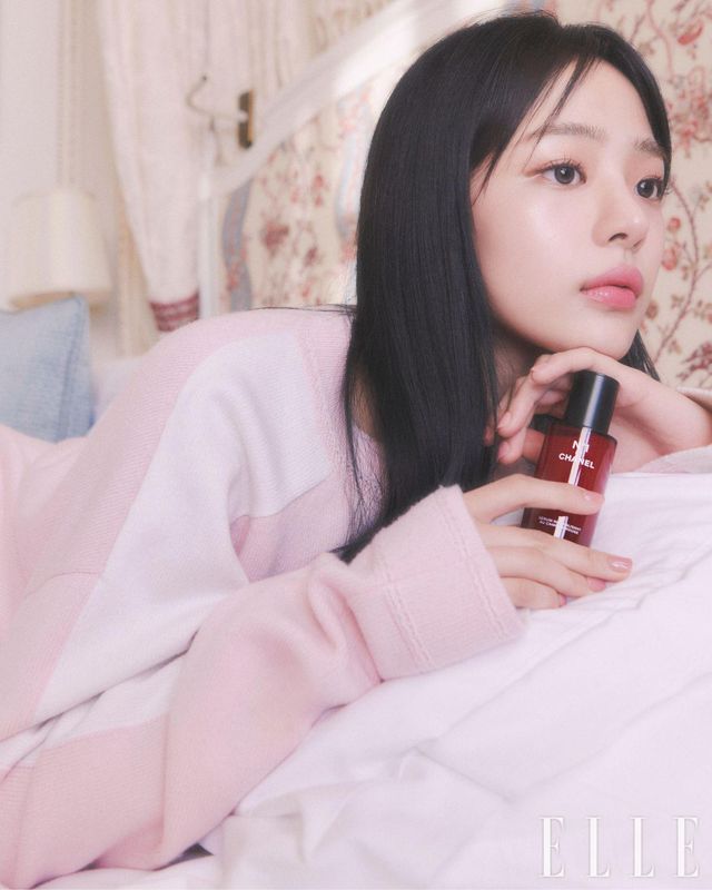 레드 까멜리아의 생명력으로 더욱 생기 넘치고 건강한 피부를 선사하는 N°1 DE CHANEL 레드 까멜리아 세럼, 50ml 22만원, 100ml 28만6천원, Chanel.